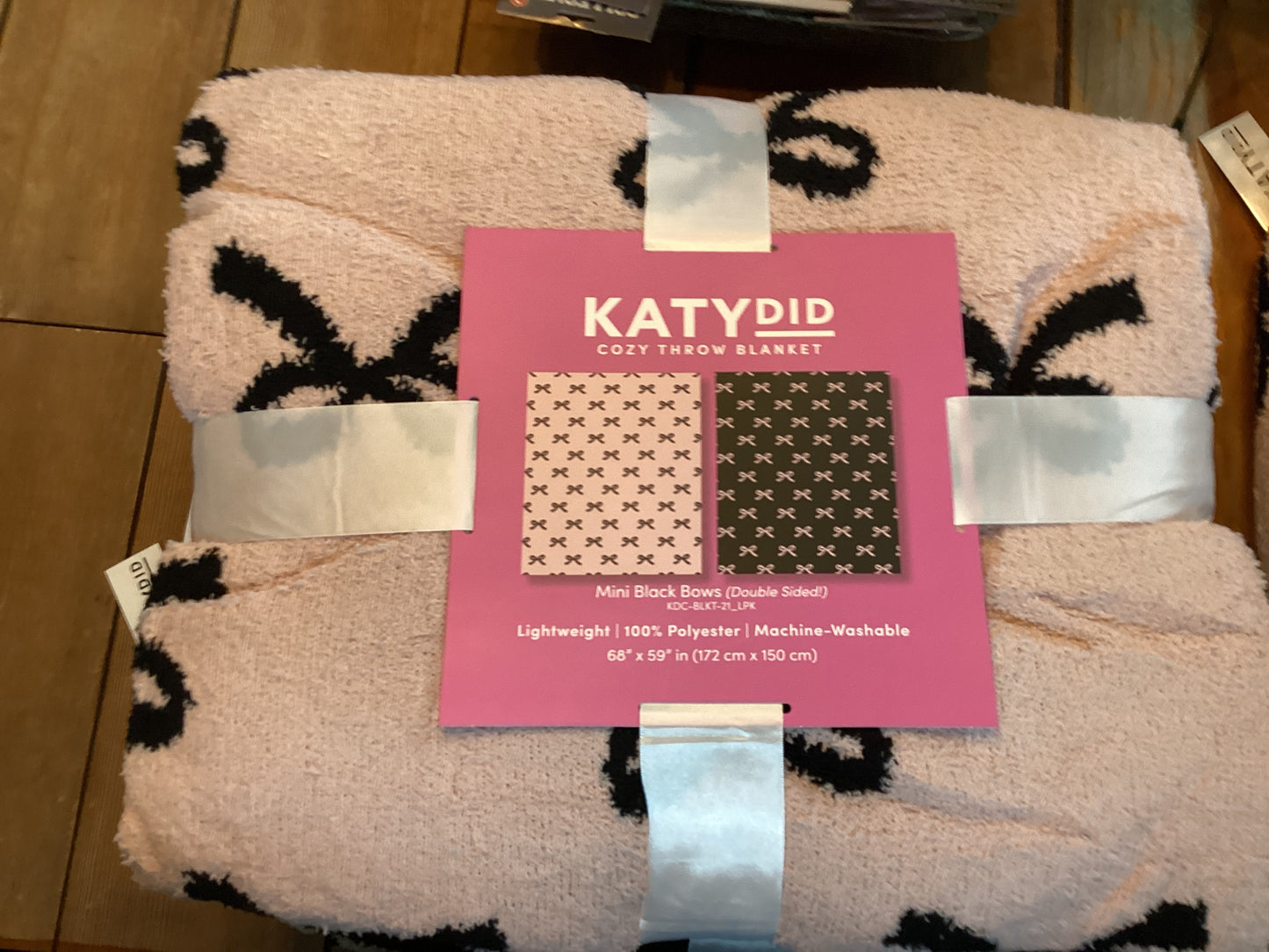 Double sided bow blanket