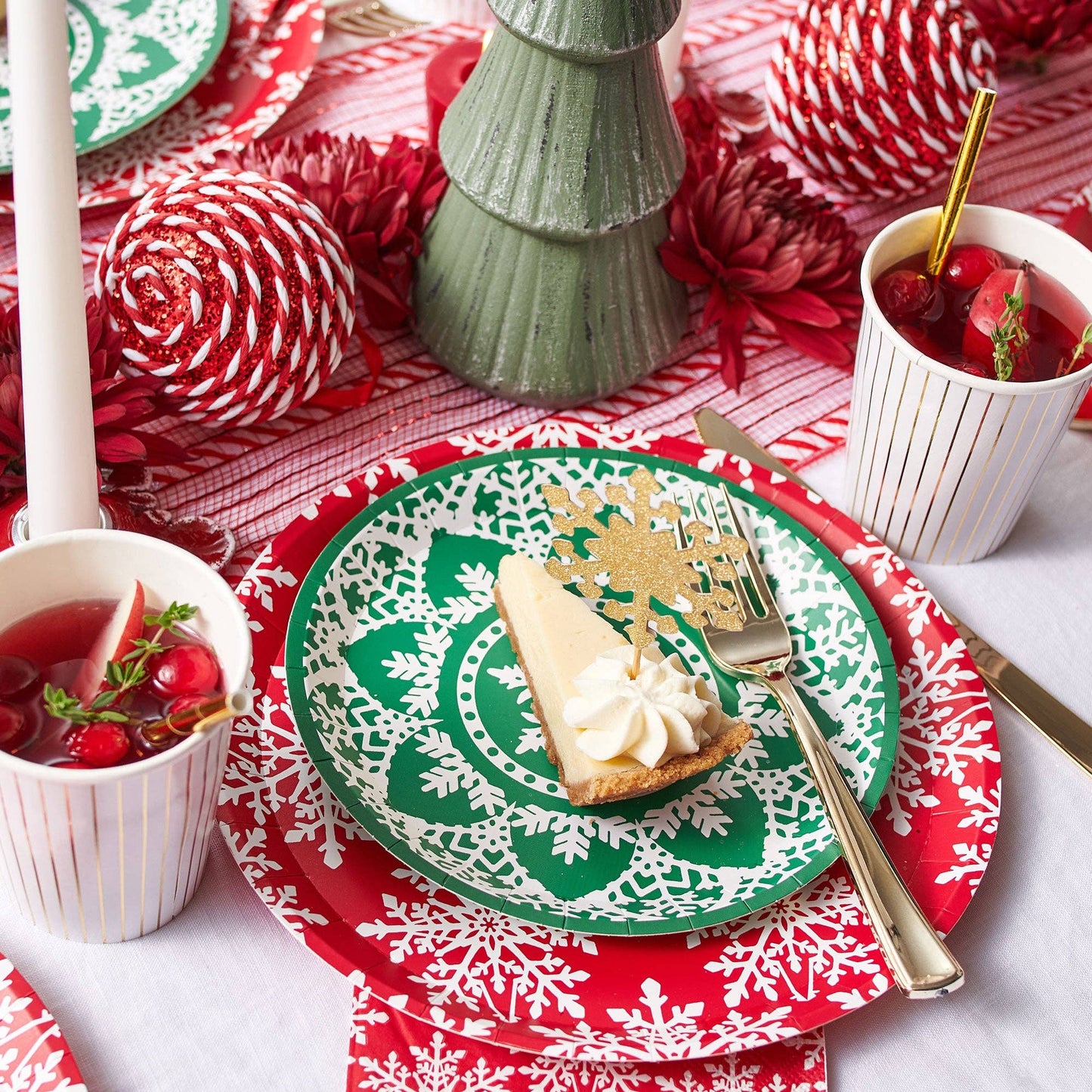 Coterie Party Supplies - Jolly Snowflake Large Plates (10 Per Pack)