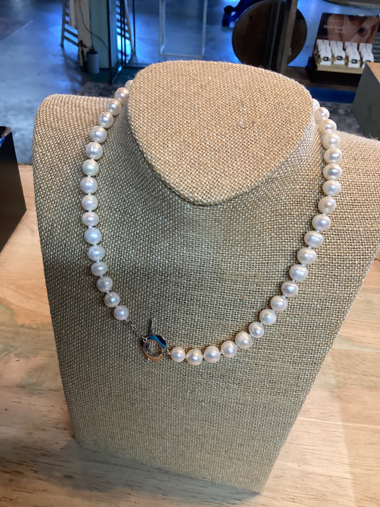 Pearl necklace with pull clasp