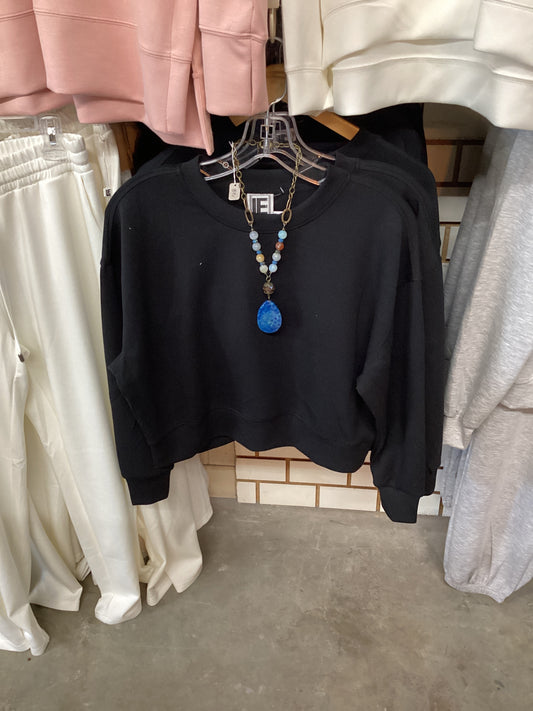 Modal oversized cropped crew