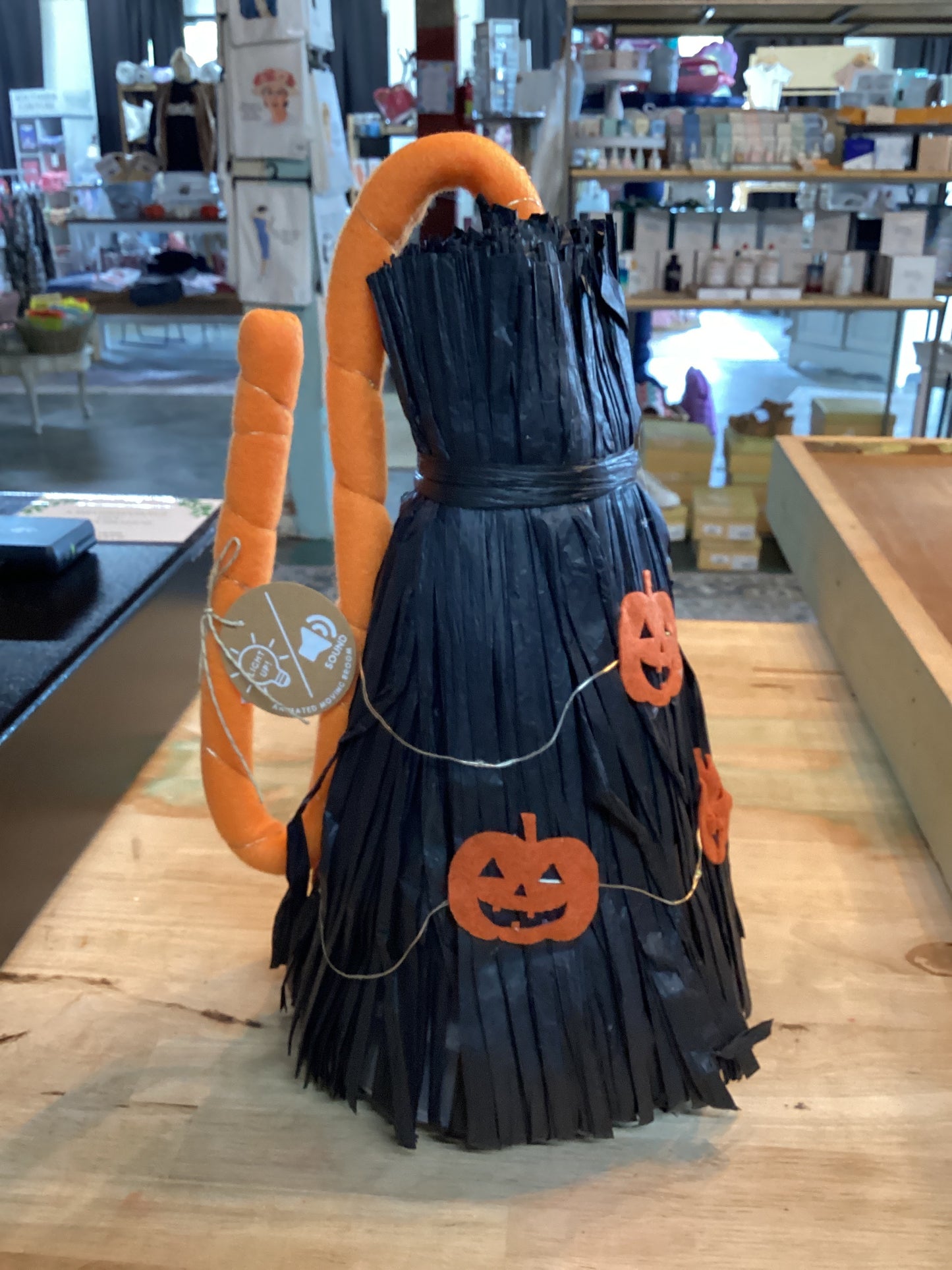 PUMPKIN BROOM LED