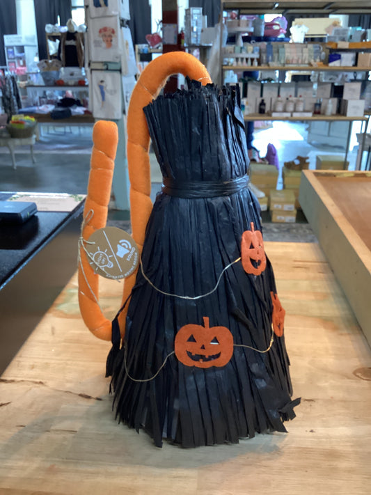 PUMPKIN BROOM LED