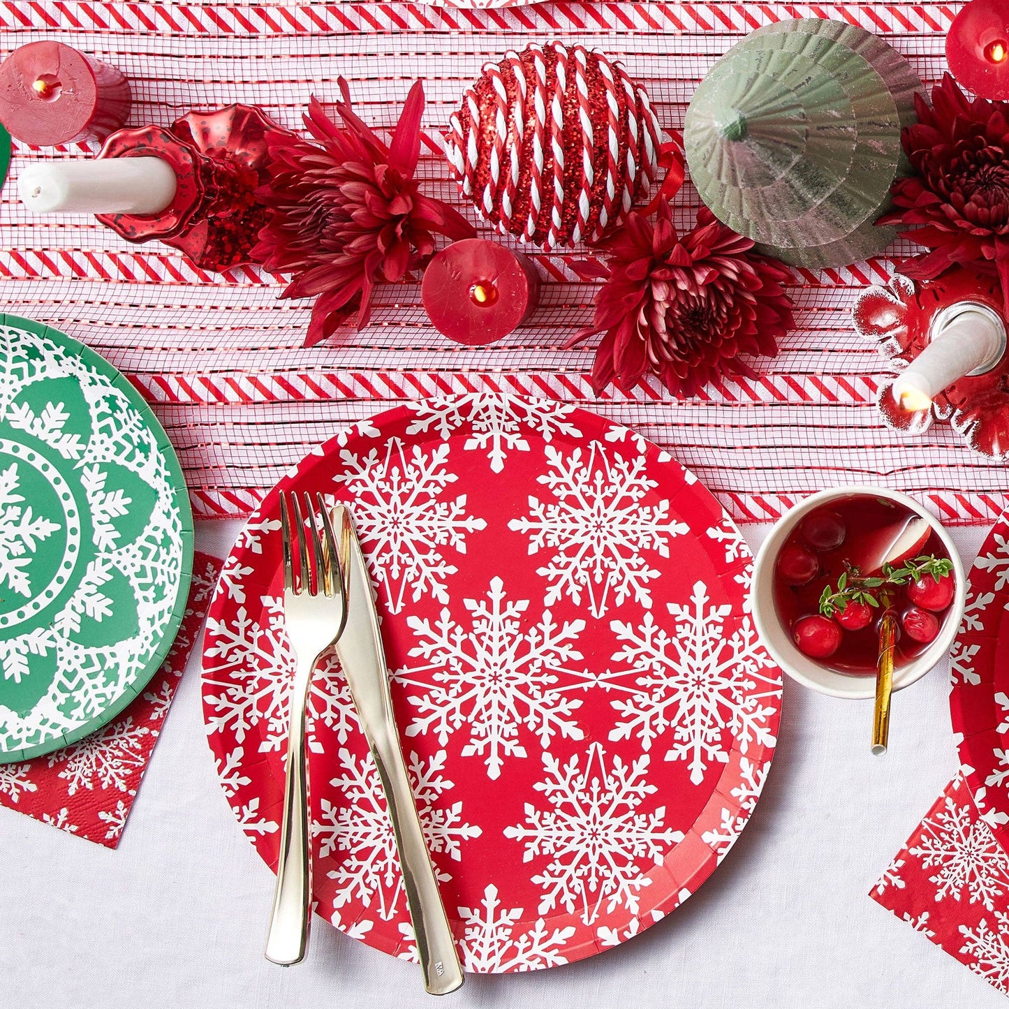 Coterie Party Supplies - Jolly Snowflake Large Plates (10 Per Pack)